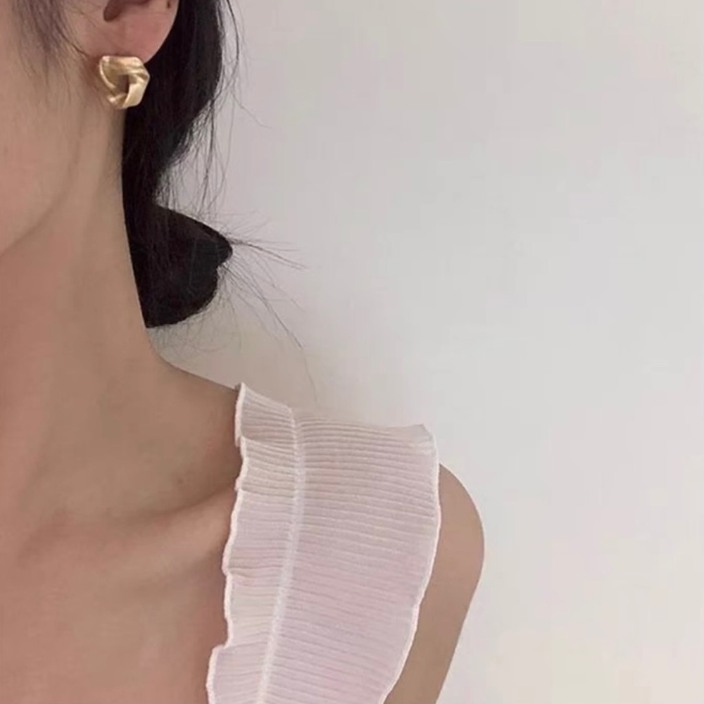 💥18K Gold Plated Carve Earrings💥 - Picture 3 of 4